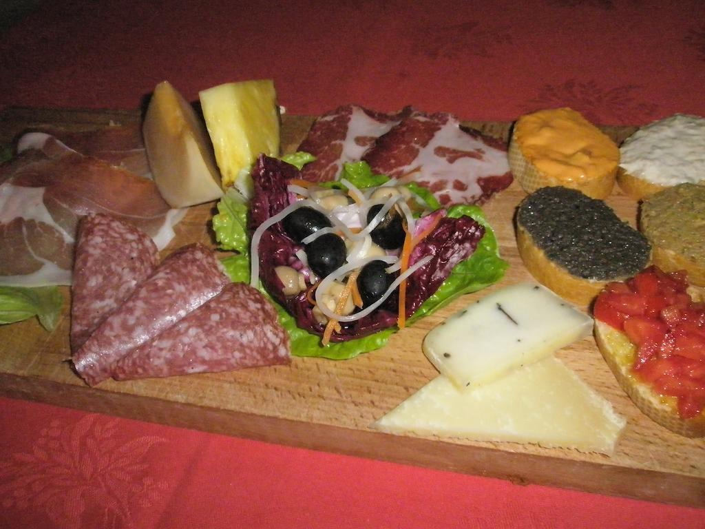 Albergo Ristorante Montecucco Da Tobia Sigillo Kültér fotó
